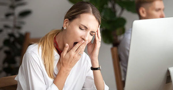 ¿Por qué sentimos sueño después de comer? Causas y formas de superar la letargia