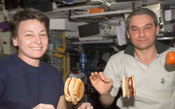 Odisea de la Comida Espacial: La Evolución de los Suministros de Alimentos para Astronautas desde las Comidas Iniciales hasta las Innovaciones Modernas