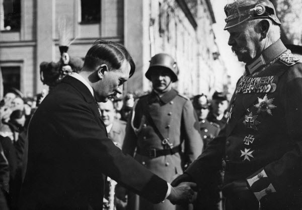 Adolf Hitler: El Líder Controversial que Cambió el Curso de la Historia