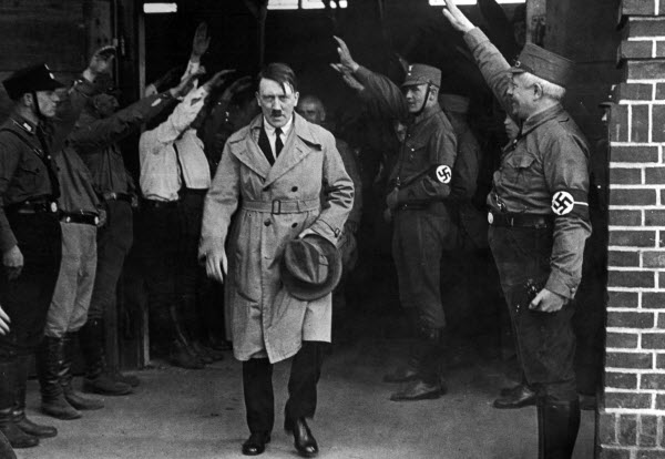 Adolf Hitler: El Líder Controversial que Cambió el Curso de la Historia