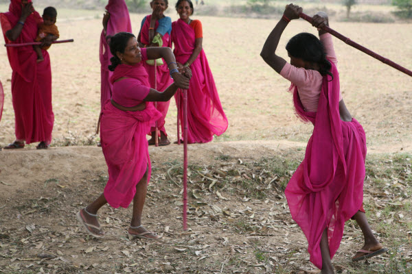 Gulabi Gang: Las Mujeres Vestidas de Rosa que Lideran una Revolución de Justicia en la India