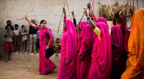 Gulabi Gang: Las Mujeres Vestidas de Rosa que Lideran una Revolución de Justicia en la India