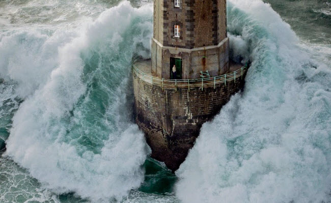 Sobreviviendo a la Tormenta: La Historia Verdadera de Théodore Malgorn y la Fotografía Icónica del Faro de La Jument