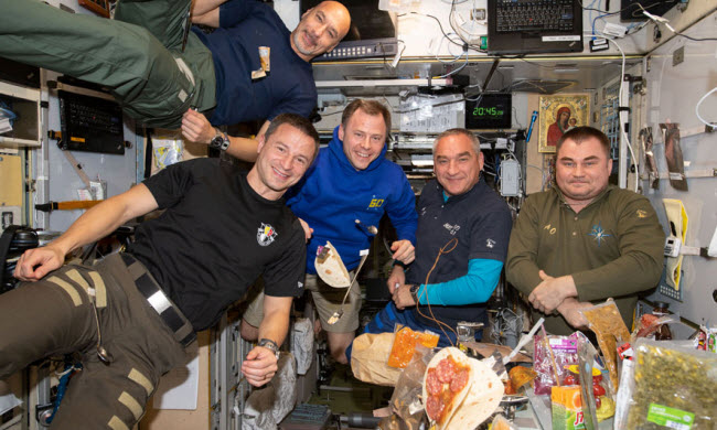 Odisea de la Comida Espacial: La Evolución de los Suministros de Alimentos para Astronautas desde las Comidas Iniciales hasta las Innovaciones Modernas