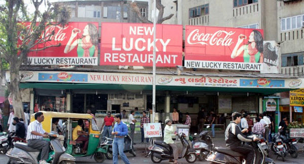 La Extraña Experiencia del Nuevo Restaurante Lucky: Donde los Vivos Cenan Entre los Muertos