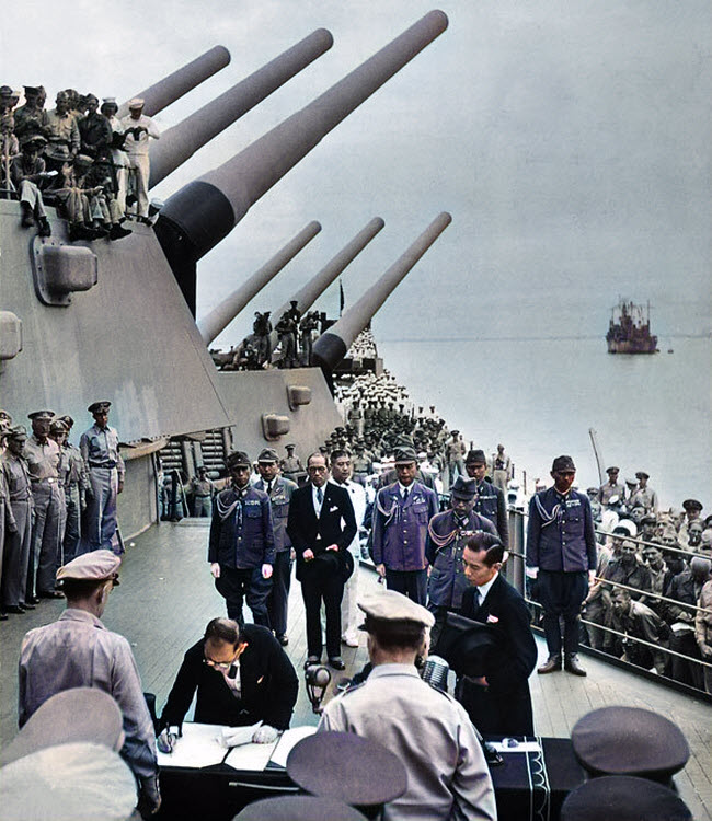 La Firma del Fin: La Rendición de Japón Capturada por Karl Maedner en el USS Missouri