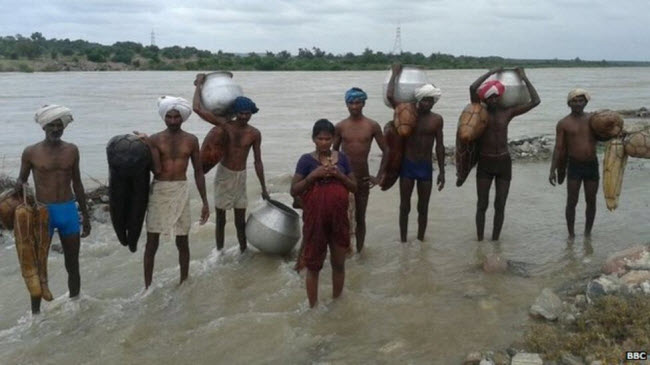 Una Mujer India Cruza un Río en el Momento del Parto para Llegar a un Hospital