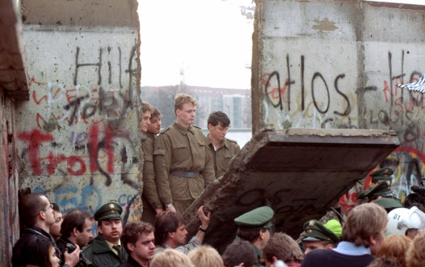 Le Mur de Berlin : Du Symbole de la Division à l'Émblème de l'Unité