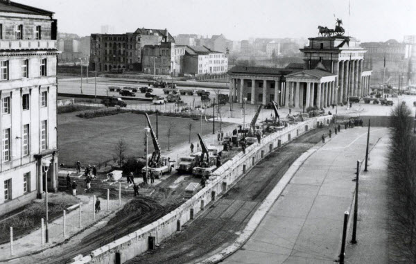 Le Mur de Berlin : Du Symbole de la Division à l'Émblème de l'Unité