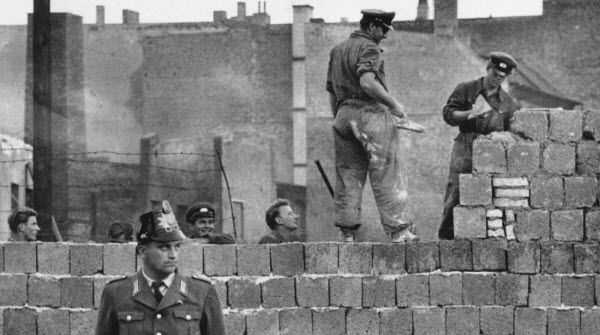 Le Mur de Berlin : Du Symbole de la Division à l'Émblème de l'Unité