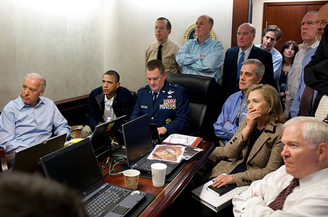 Le Moment Décisif : La Photo de la Situation Room Pendant l’Opération Neptune Spear et l’Annonce de la Mort de Ben Laden