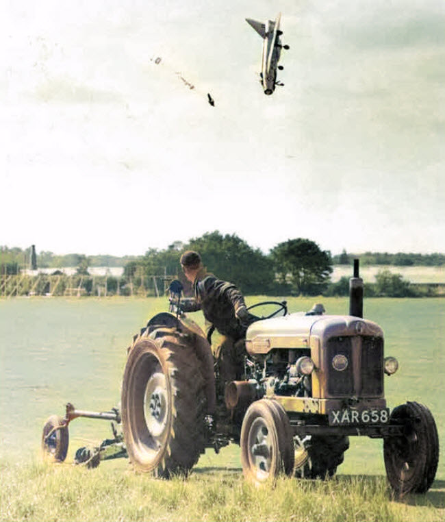 Un Moment Inattendu : Comment un Photographe Amateur a Capturé une Photo Unique d'un Avion de Chasse Lors d'un Accident