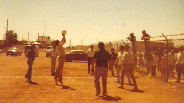 Le Volleyball à la Frontière : Un Symbole Unique d'Unité