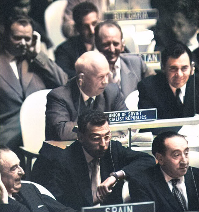 Le Moment Qui A Choqué le Monde : L'Histoire Inconnue Derrière la Photo de la Chaussure de Khrouchtchev à l'ONU