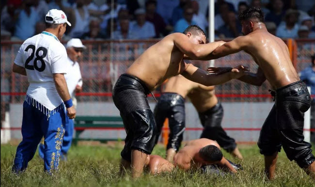 Voyage à travers l'histoire de la lutte à l'huile : Des temps anciens au championnat de Kirkpinar