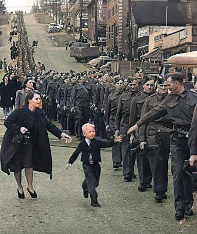 Le moment qui a uni père et fils en temps de guerre : l'histoire d'une photo emblématique