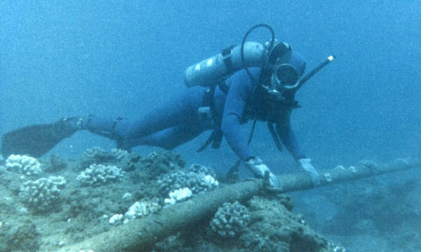 Are the underwater internet cables located in the depths of the oceans vulnerable to sabotage ?