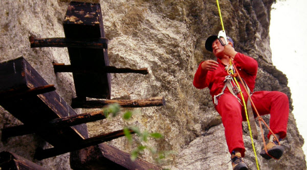 Echoes in the Sky: Exploring the Enigma of China's Hanging Coffins