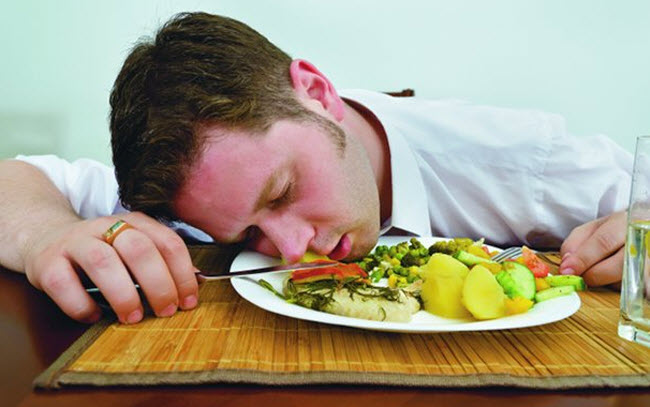 Why Do We Feel Sleepy After Eating? Causes and Ways to Overcome Lethargy