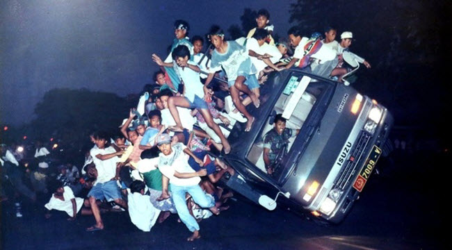 The Unexpected Turn: How a Photo of a Overturned Truck After a Football Match Became a Global Event